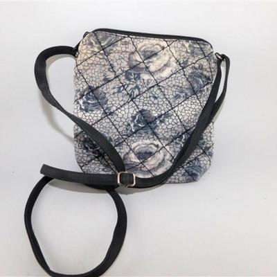 52A Donna Sharp 'Becki' Rose Pattern Quilt Crossbody Adjustable Strap Purse 8 x 3x 7 1/2