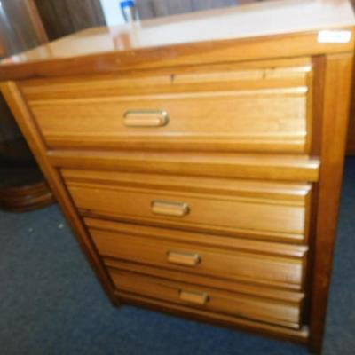 114A Florida Furniture Company Short Wood Color Chest of Drawers - 4 Drawers 33 x 17 3/4 x 40