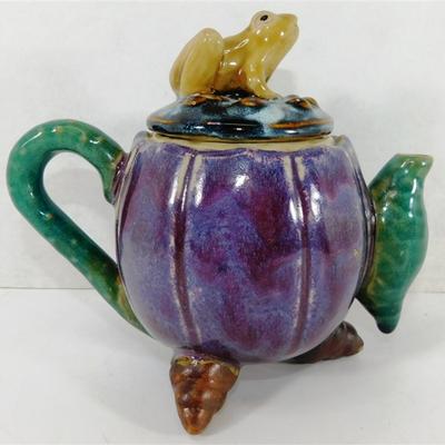 146 Majolica Style Stoneware Art Tea Pot w/Frog Conch Shells 7 x 5 1/2