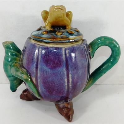 146 Majolica Style Stoneware Art Tea Pot w/Frog Conch Shells 7 x 5 1/2