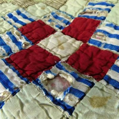 149 Vintage Quilt 80 x 67 Small Squares & Floral Back