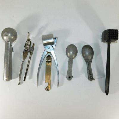 162 Large Kitchen Lot of 11- Trivet/ Ice Cream Scoop/ Measuring Spoons/ Can Opener