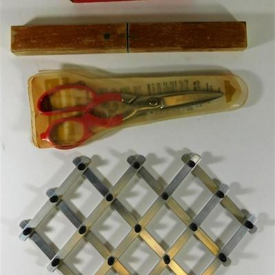 162 Large Kitchen Lot of 11- Trivet/ Ice Cream Scoop/ Measuring Spoons/ Can Opener
