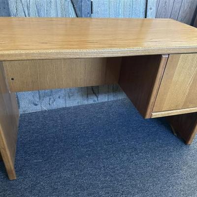 173A Wooden Desk with 1 Door 24 x 48 x 29