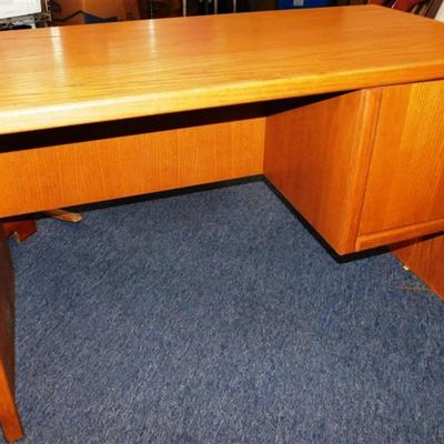 173A Wooden Desk with 1 Door 24 x 48 x 29