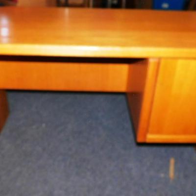 173A Wooden Desk with 1 Door 24 x 48 x 29