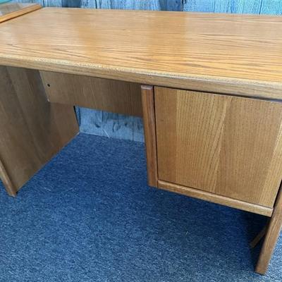 173A Wooden Desk with 1 Door 24 x 48 x 29