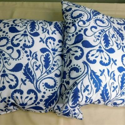 178 Lot of 2 Blue and White Floral Decorative Pillows 18 x 18