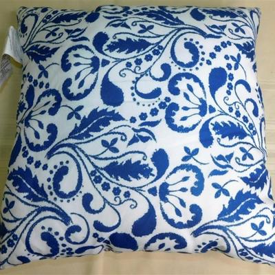 178 Lot of 2 Blue and White Floral Decorative Pillows 18 x 18