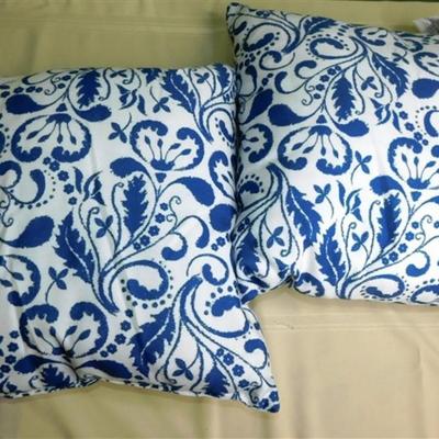 178 Lot of 2 Blue and White Floral Decorative Pillows 18 x 18