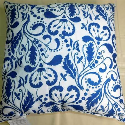 178 Lot of 2 Blue and White Floral Decorative Pillows 18 x 18