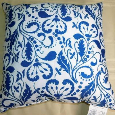 178 Lot of 2 Blue and White Floral Decorative Pillows 18 x 18