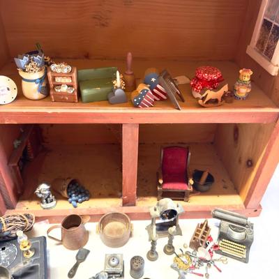 U1251 Vintage Dollhouse Style Diorama with Assorted Furniture