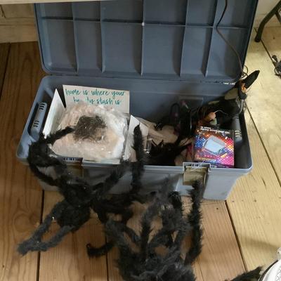 W1369 Tub of Halloween Decorations
