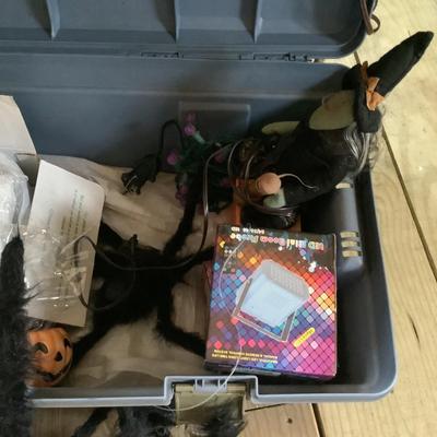W1369 Tub of Halloween Decorations