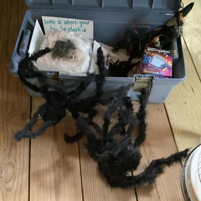 W1369 Tub of Halloween Decorations