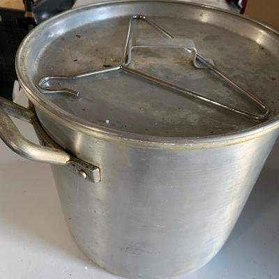 Large Crab Pot w/ Interior Drain Liner, Lid & Handles