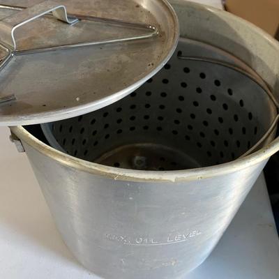Large Crab Pot w/ Interior Drain Liner, Lid & Handles