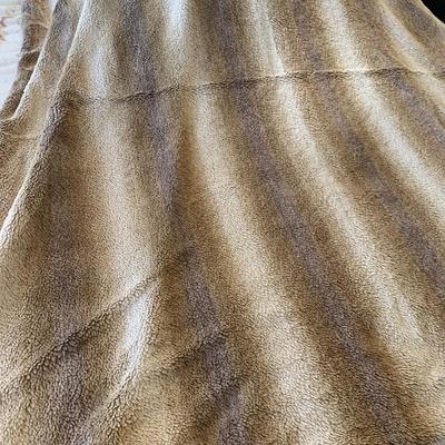 Warm Soft Fleece Furry Throws Blankets Lot DKNY Sleep Number Cervantes Lana Sherpa