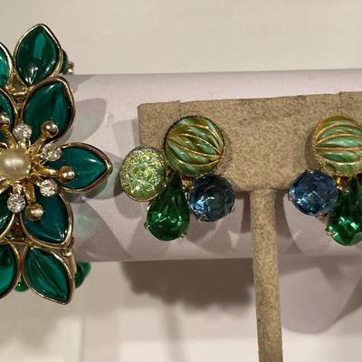 Lovely green and gold tone bracelet and clip on earrings
