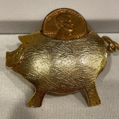 Piggy bank pin with copper ring
