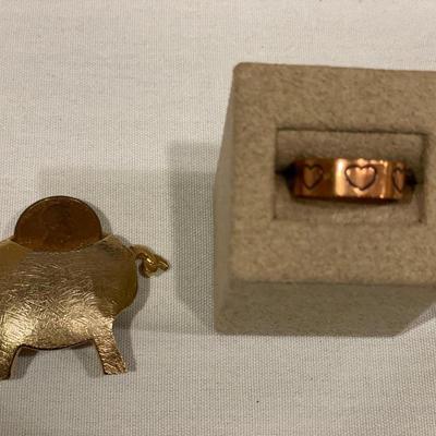 Piggy bank pin with copper ring