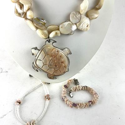 1409 Turtle necklace in Abalone Shell