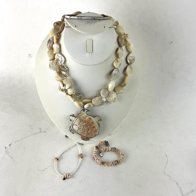 1409 Turtle necklace in Abalone Shell