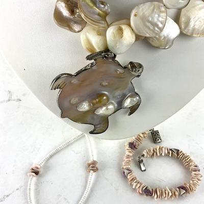 1409 Turtle necklace in Abalone Shell