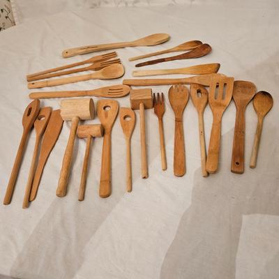Chip and Dip Plates, a Wooden Bowl and Utinsels, and. Terracotta Container (K-DW)