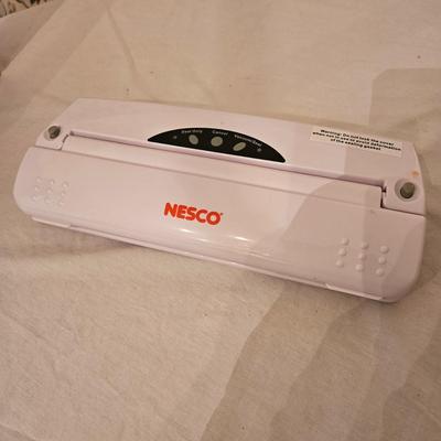 Nesco Vacuum Sealer and Vacuum Bags (K-DW)