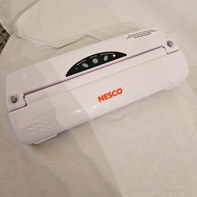 Nesco Vacuum Sealer and Vacuum Bags (K-DW)