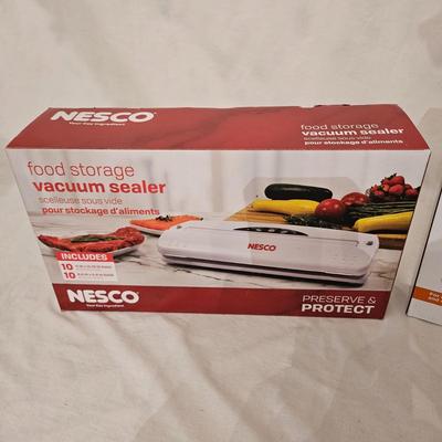 Nesco Vacuum Sealer and Vacuum Bags (K-DW)