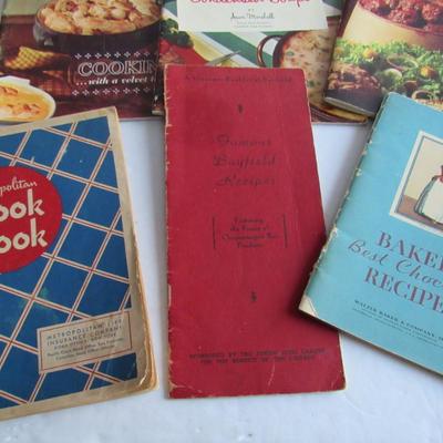 Lot of Vintage Small Cook Books, Famous Bayfield Recipies, Baker's Chocolate 1932