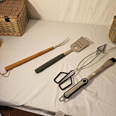 Grill Tools & Picnic Basket (K-JS)