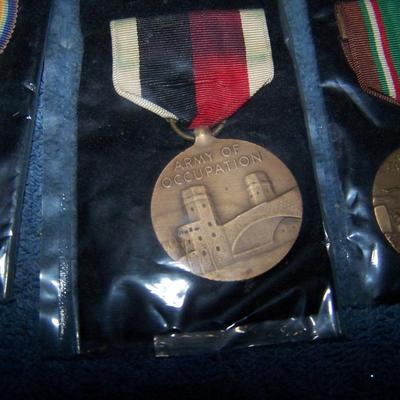 LOT 1 VINTAGE MILITARY MEDALS IN PACKAGE WITH BARS