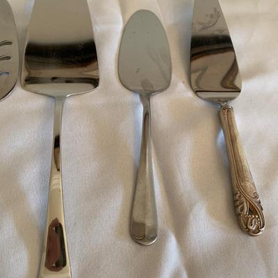 5 Vintage Cake and Pie servers, one has sterling handle!