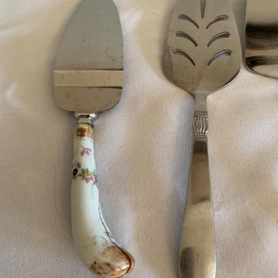 5 Vintage Cake and Pie servers, one has sterling handle!