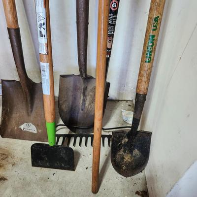 8 piece Lot of Garden Tools Rakes ,Shovels, Scrapper