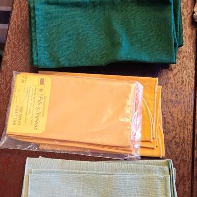 5 Cloth Tablecloths and Many Napkins! lot collection