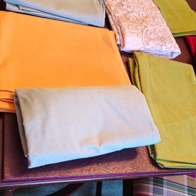 5 Cloth Tablecloths and Many Napkins! lot collection