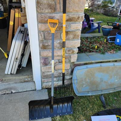 Snow Shovel & Tru Pro Bedding Fork 10 Tine