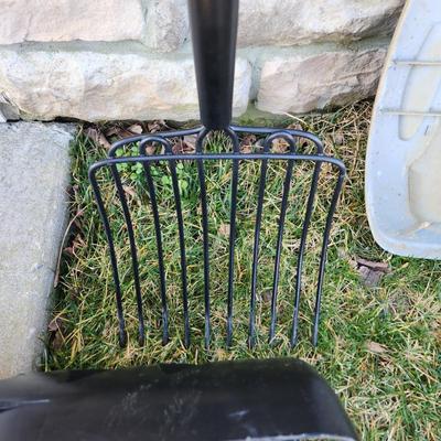 Snow Shovel & Tru Pro Bedding Fork 10 Tine