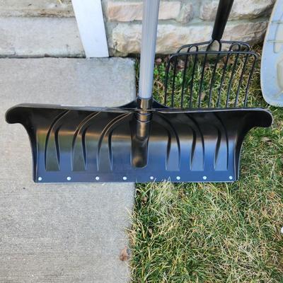 Snow Shovel & Tru Pro Bedding Fork 10 Tine