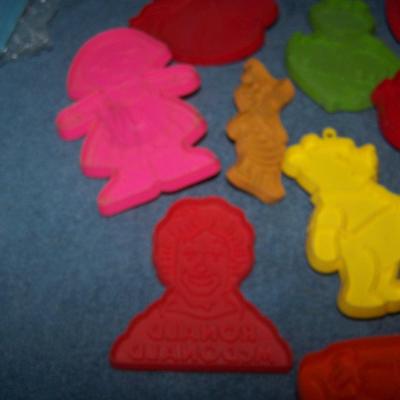 LOT 84 COLLECTABLE SUPER HALLMARK & CHARACTERS COOKIE CUTTERS