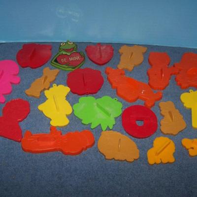 LOT 84 COLLECTABLE SUPER HALLMARK & CHARACTERS COOKIE CUTTERS