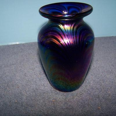 LOT 90 BEAUTIFUL CONTEMPORARY ART GLASS VASE SIGNED