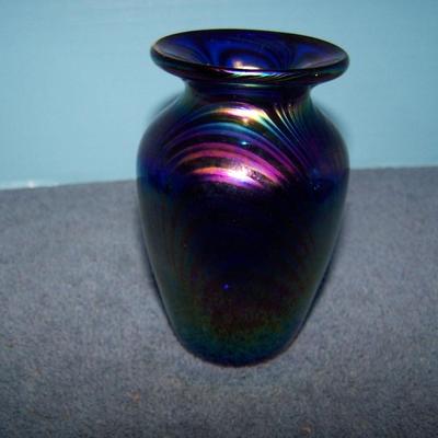 LOT 90 BEAUTIFUL CONTEMPORARY ART GLASS VASE SIGNED