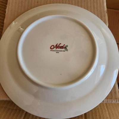 Noel Christmas Dishes 32 pieces Still in box