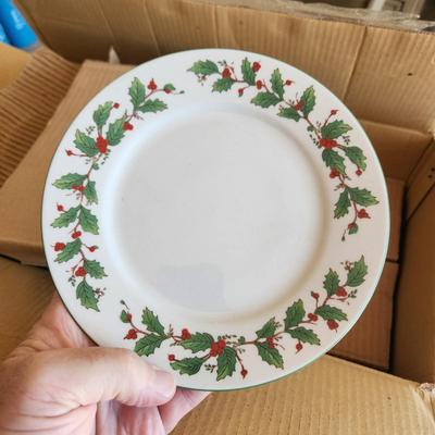 Noel Christmas Dishes 32 pieces Still in box